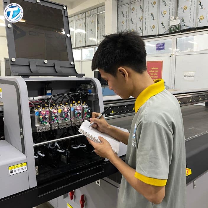 Kỹ thuật viên tại Phát Triển Trung Việt kiểm tra máy 1.8M 15-Head X6-NS1815